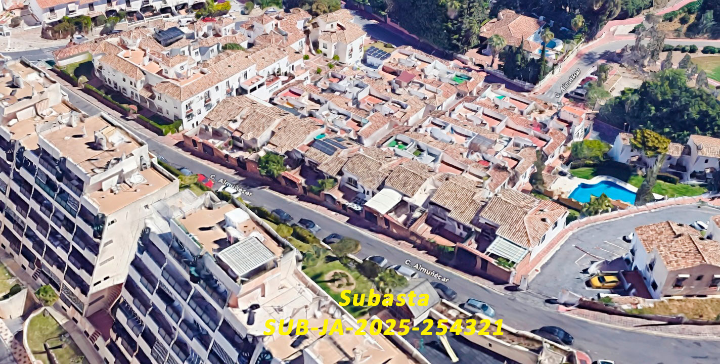 Vista aérea satelital en perspectiva de la calle Almuñécar en Benalmádena (Málaga), mostrando los complejos residenciales, las características cubiertas de teja y la piscina del conjunto urbanístico Playa Golf, en Torrequebrada. Superpuesto en la parte inferior, aparece el texto informativo de color amarillo "Subasta SUB-JA-2025-254321".