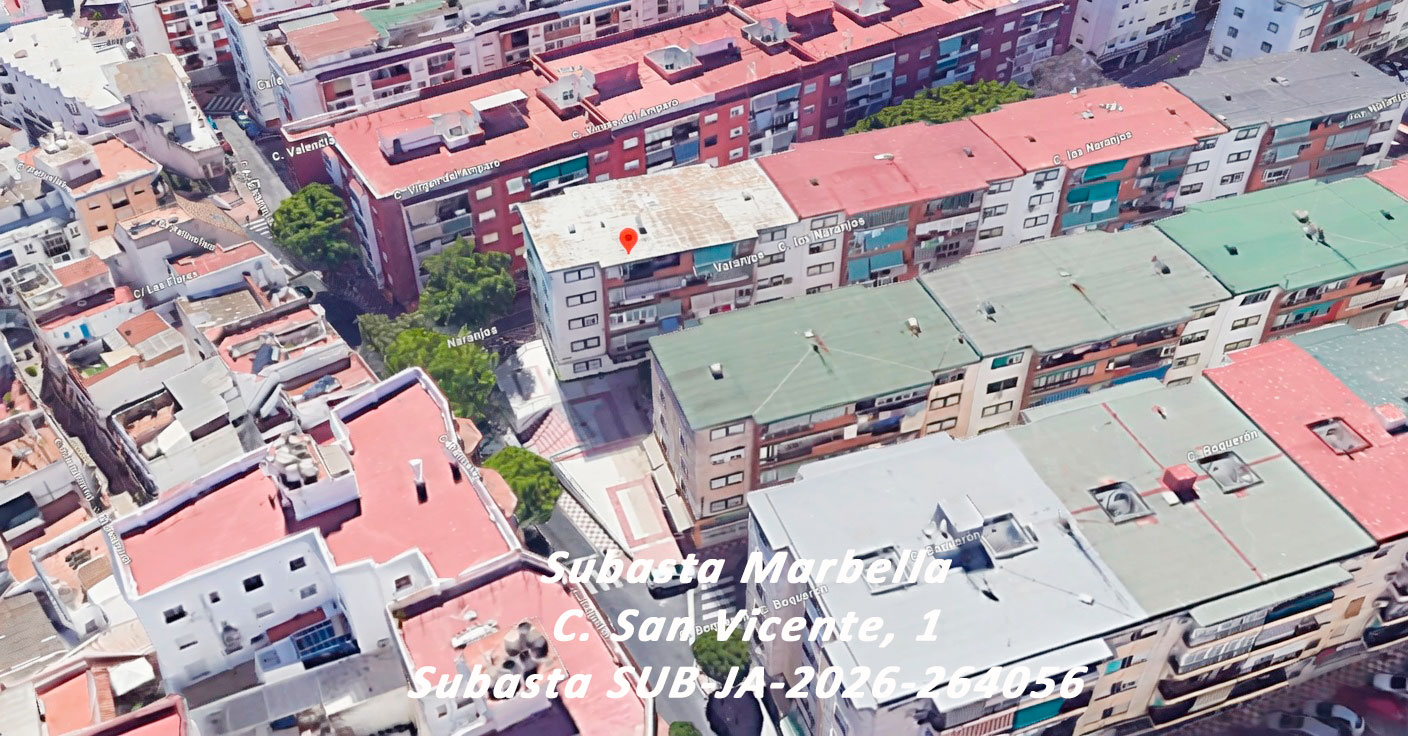 Una imagen aérea a vista de pájaro de la zona residencial de la Calle San Vicente en Marbella. La imagen muestra bloques de apartamentos con tejados rojos y calles urbanas. Un marcador rojo de Google Maps señala un edificio específico en la Calle San Vicente 1. El texto superpuesto dice: "Subasta Marbella, C. San Vicente, 1, Subasta SUB-JA-2026-264056".